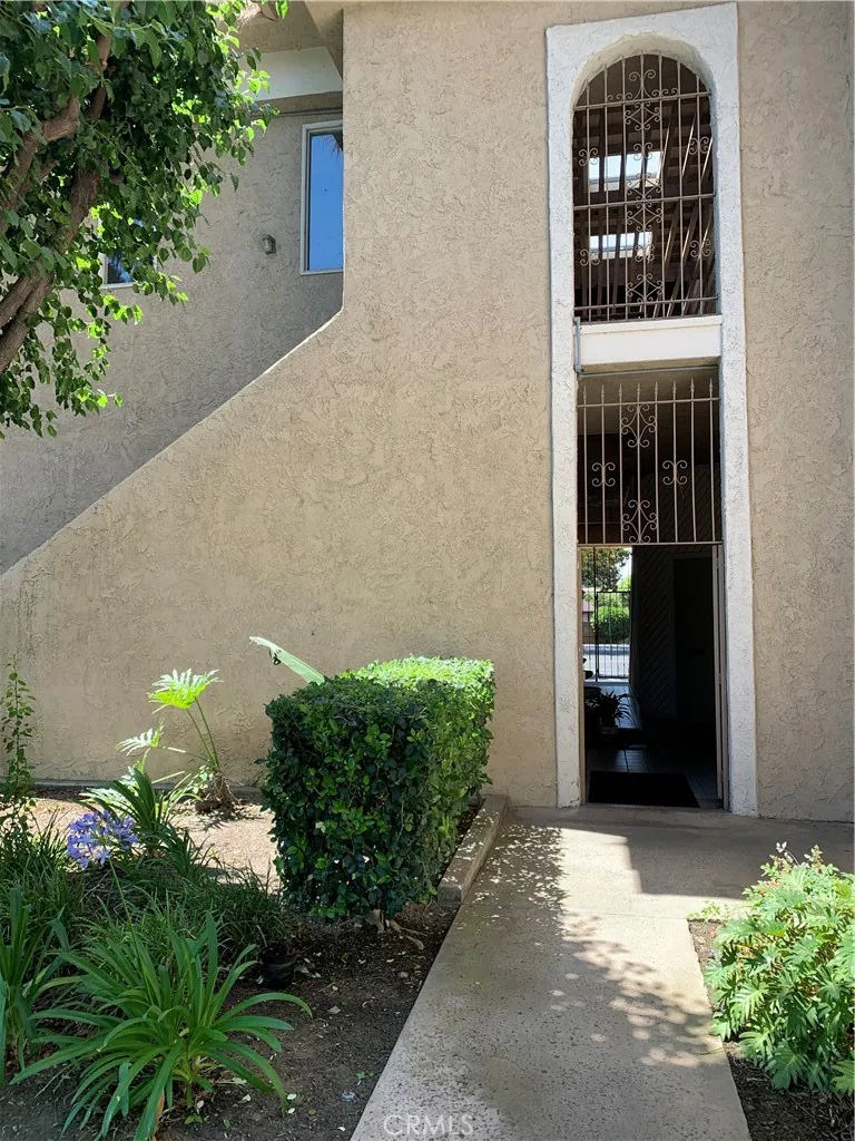 1131 E Main Tustin, CA 92780