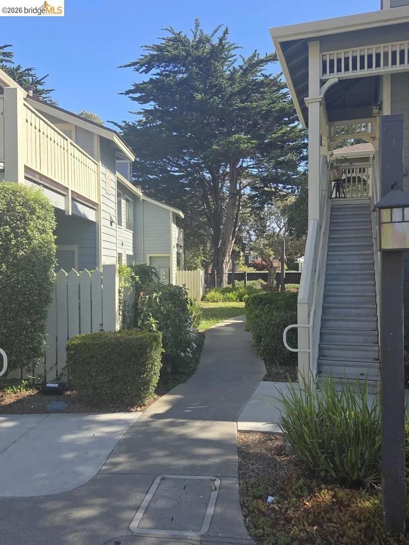 202 Shoreline CT Richmond, CA 94804