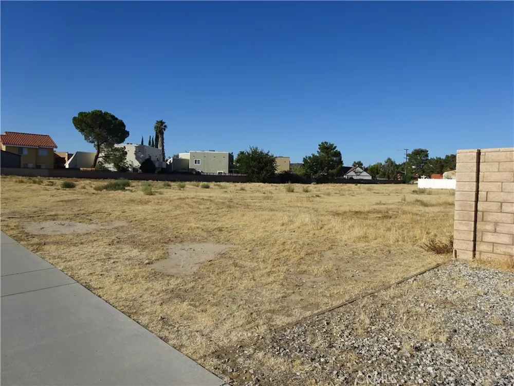 15 15th Lancaster, CA 93535