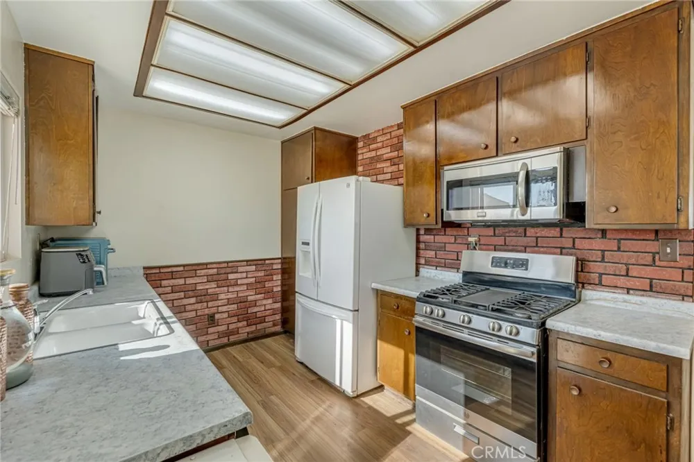 8967 Hickory Avenue Hesperia, CA 92345