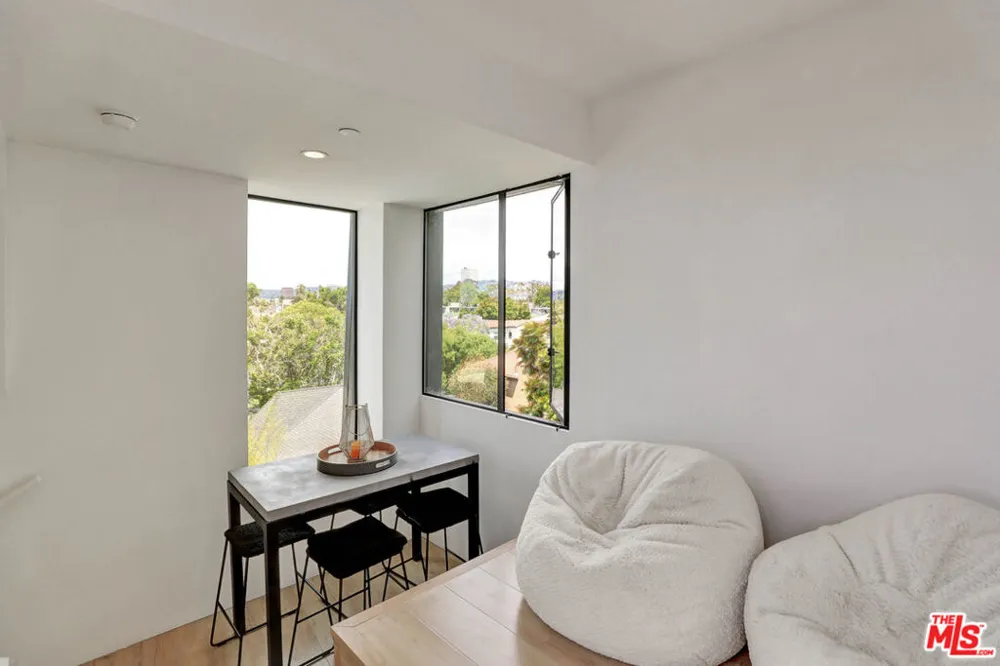 1282 S Cloverdale Avenue Los Angeles, CA 90019