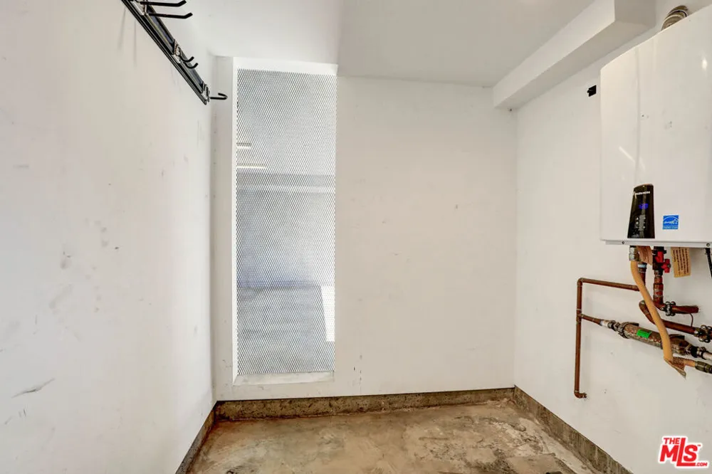 1282 S Cloverdale Avenue Los Angeles, CA 90019