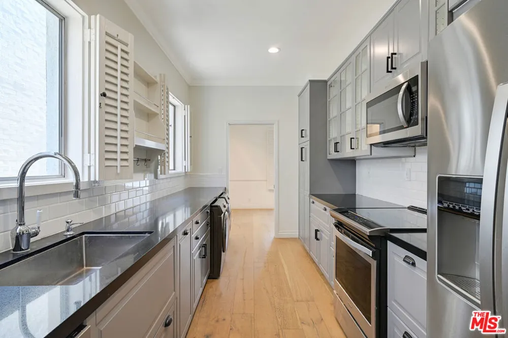 435 PALM DRIVE #203 Beverly Hills, CA 90210