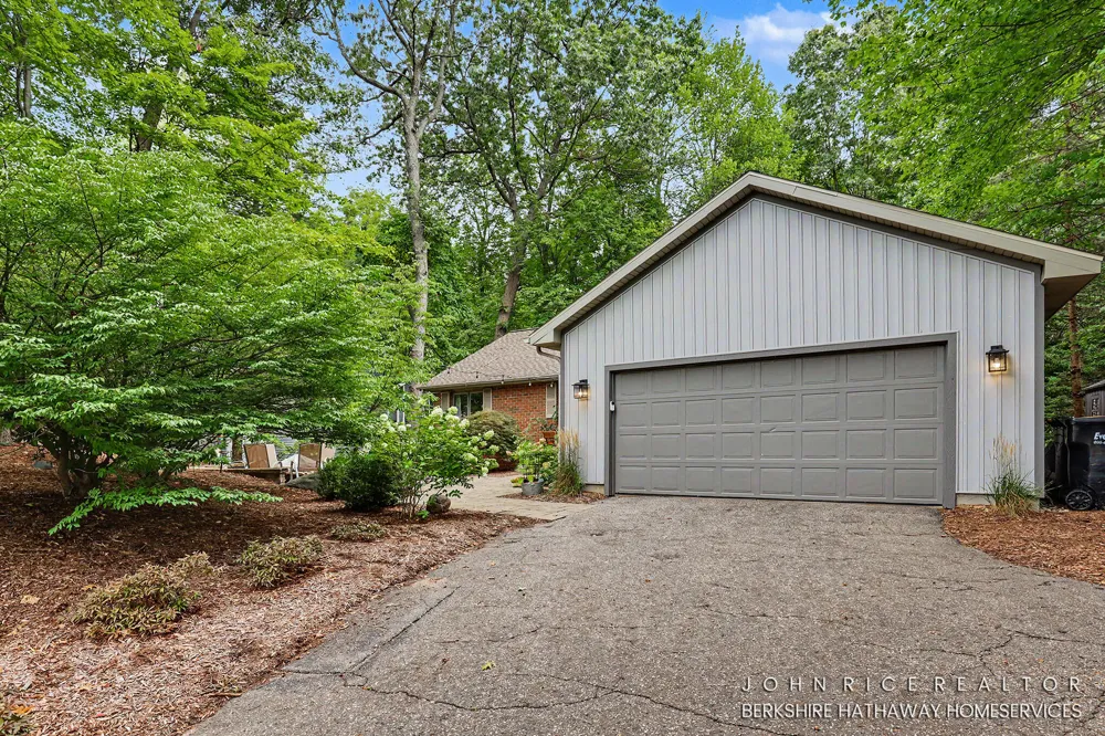 956 Spaulding Avenue SE Ada, MI 49301