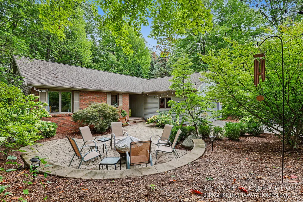 956 Spaulding Avenue SE Ada, MI 49301