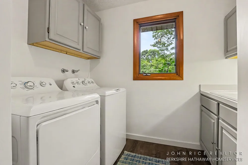 956 Spaulding Avenue SE Ada, MI 49301