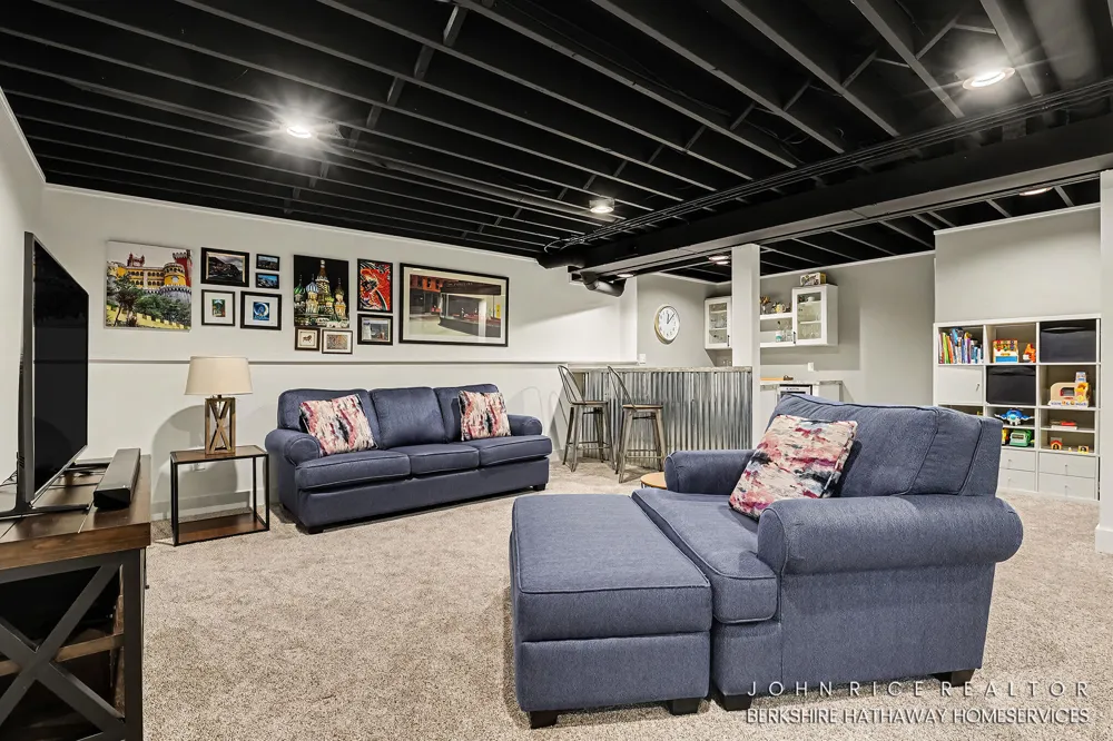 956 Spaulding Avenue SE Ada, MI 49301