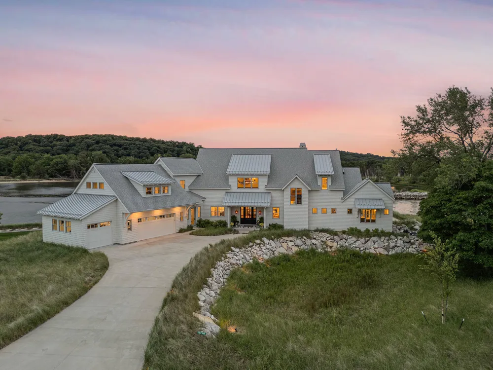 6736 Saugatuck Beach Road Saugatuck, MI 49453