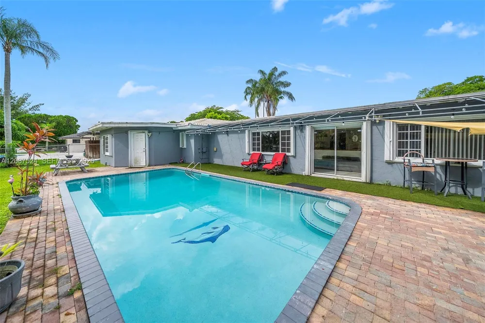 19885 NE 22nd Ave Miami, FL 33180