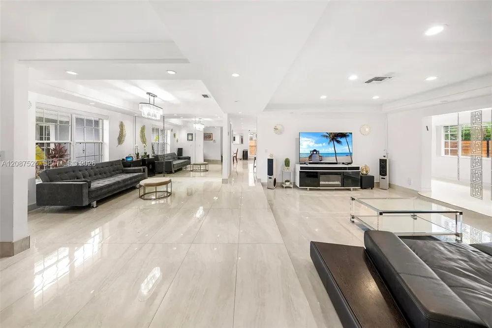 19885 NE 22nd Ave Miami, FL 33180