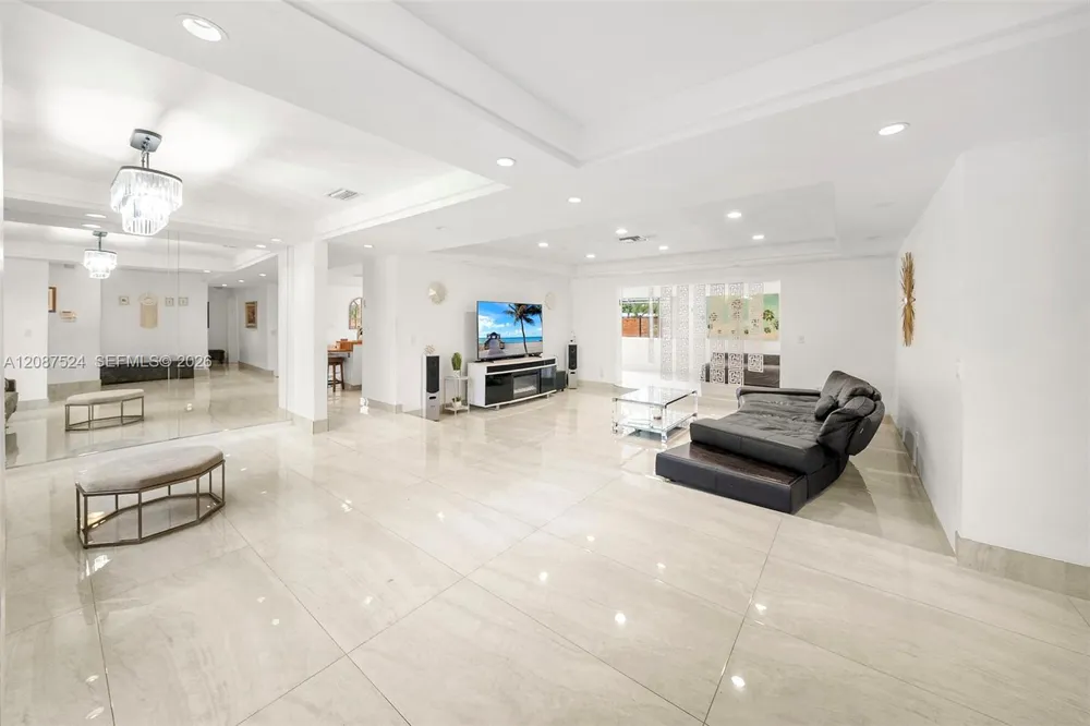 19885 NE 22nd Ave Miami, FL 33180