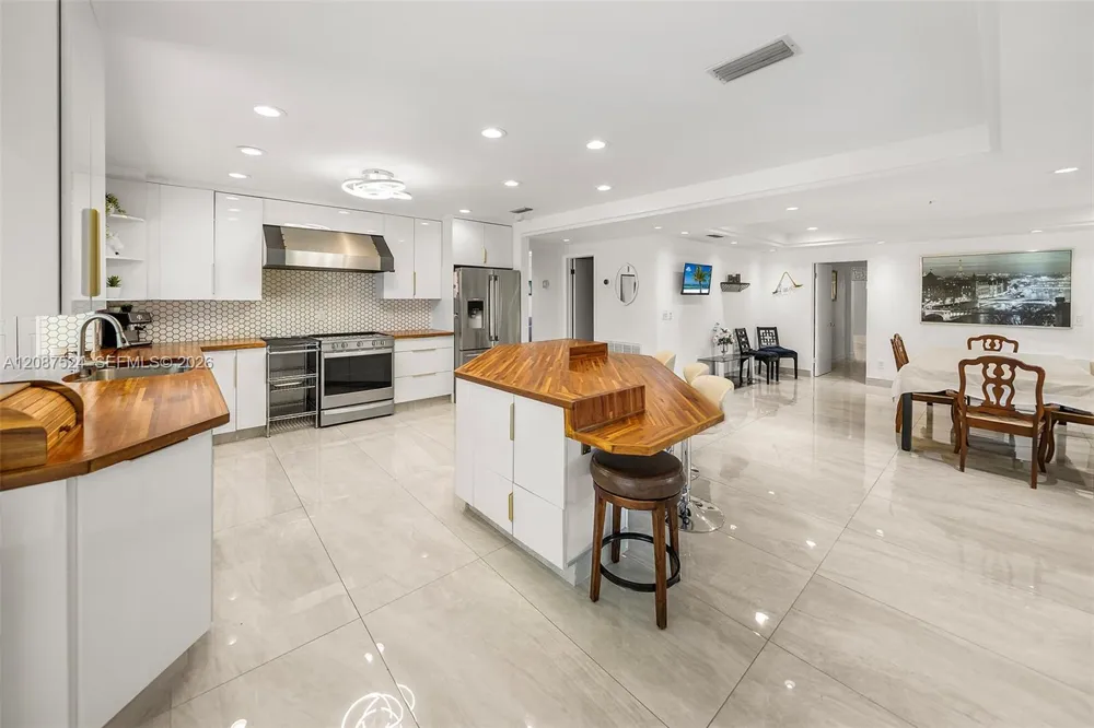 19885 NE 22nd Ave Miami, FL 33180