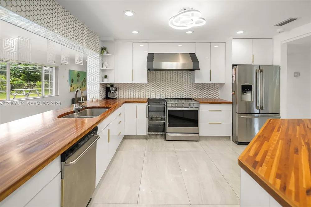 19885 NE 22nd Ave Miami, FL 33180