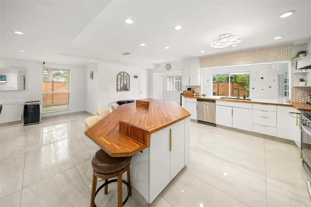 19885 NE 22nd Ave Miami, FL 33180