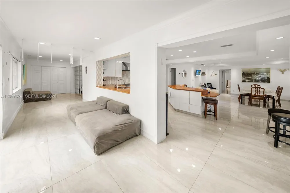 19885 NE 22nd Ave Miami, FL 33180