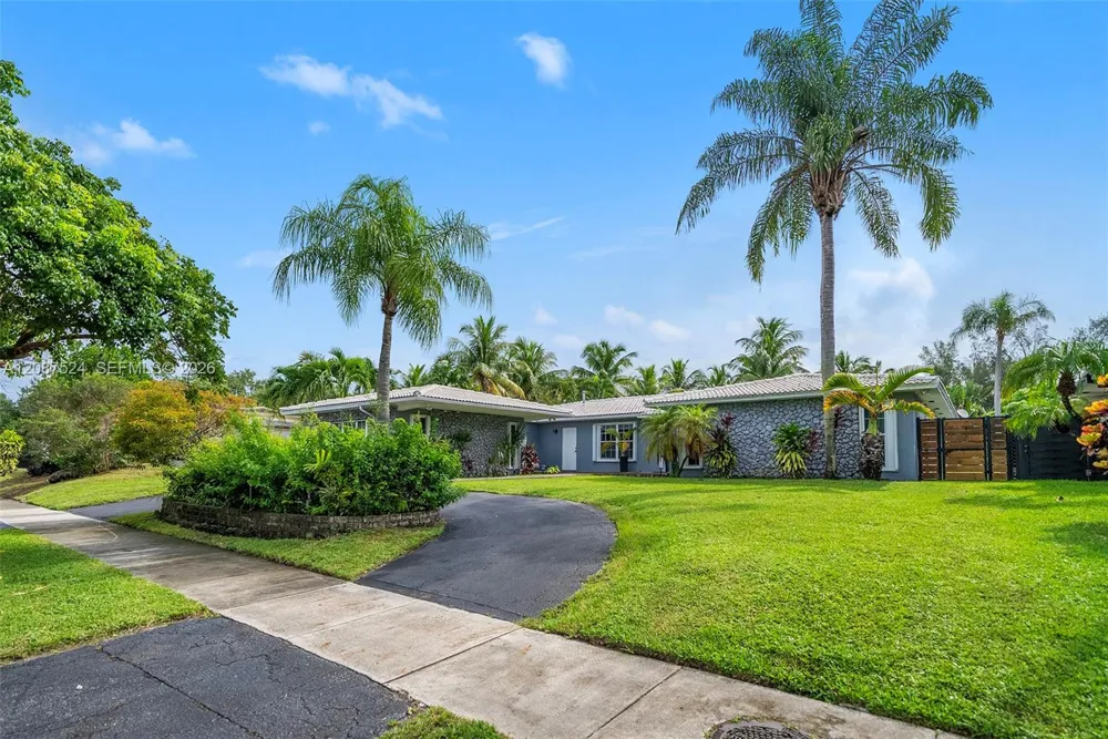 19885 NE 22nd Ave Miami, FL 33180
