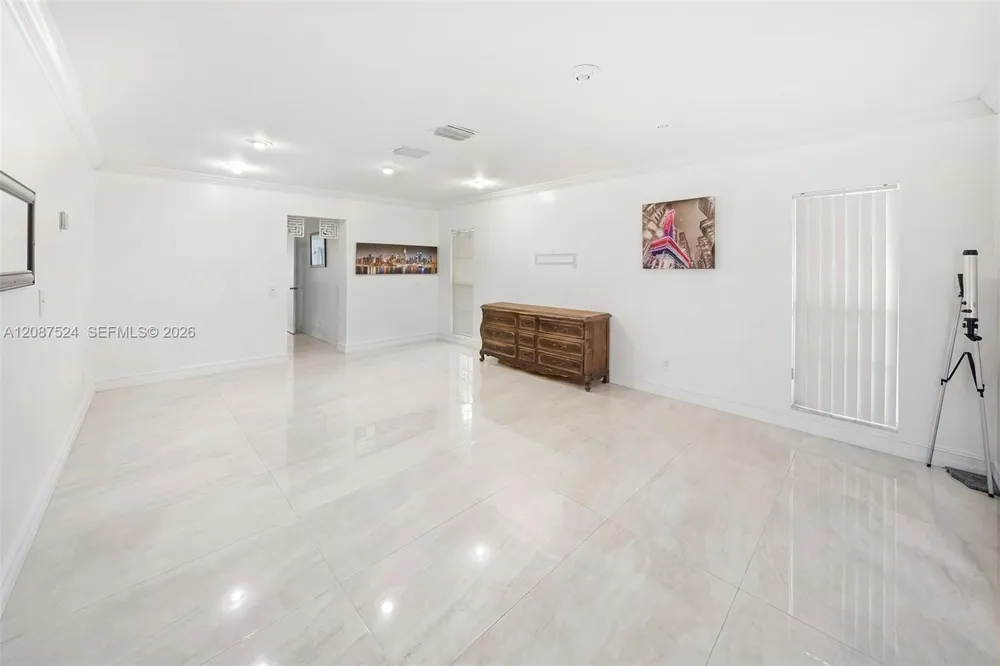 19885 NE 22nd Ave Miami, FL 33180
