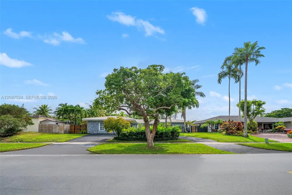 19885 NE 22nd Ave Miami, FL 33180