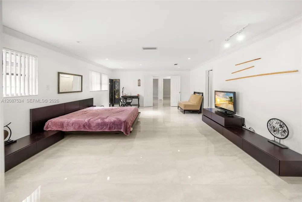 19885 NE 22nd Ave Miami, FL 33180