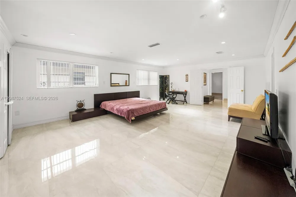19885 NE 22nd Ave Miami, FL 33180