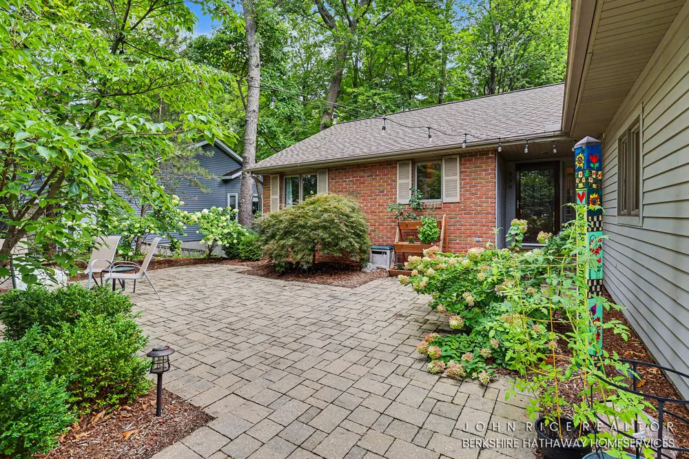 956 Spaulding Avenue SE Ada Township, MI 49301