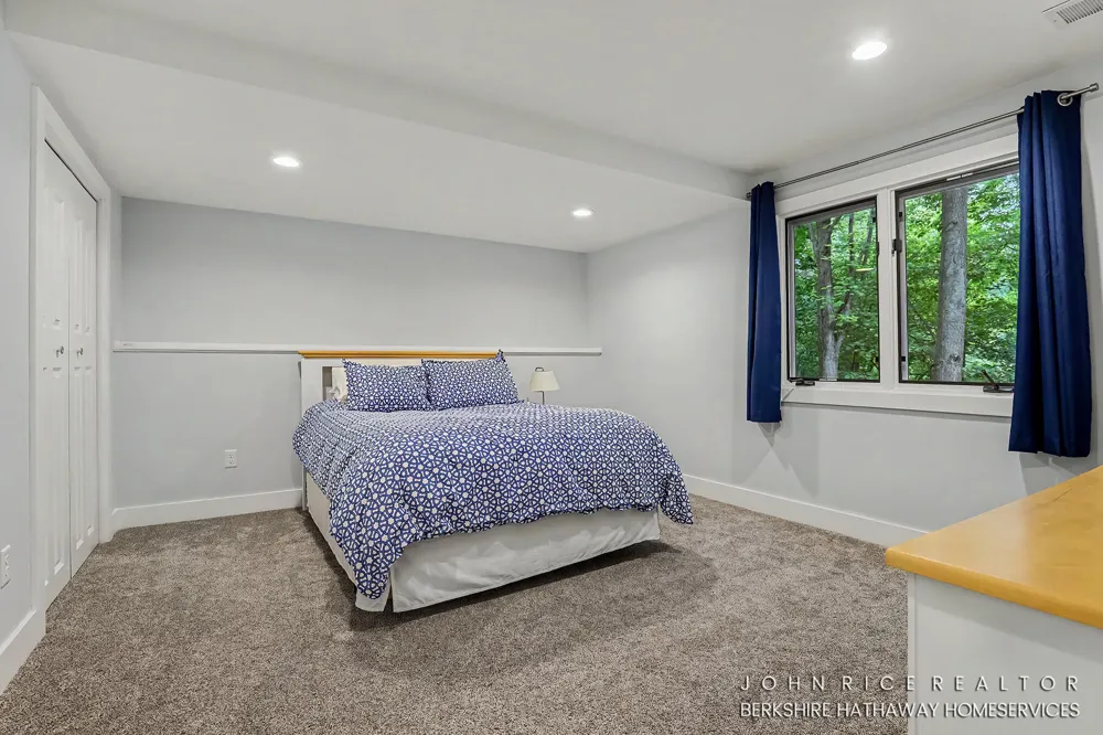 956 Spaulding Avenue SE Ada Township, MI 49301