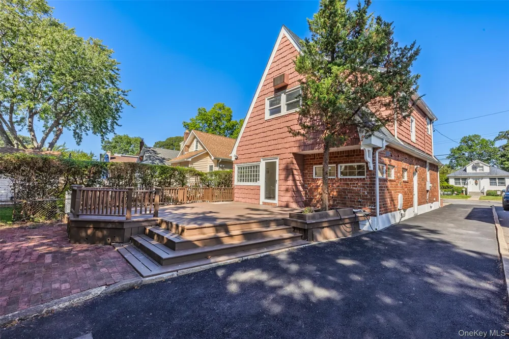 1900 Carleton Place Baldwin, NY 11510