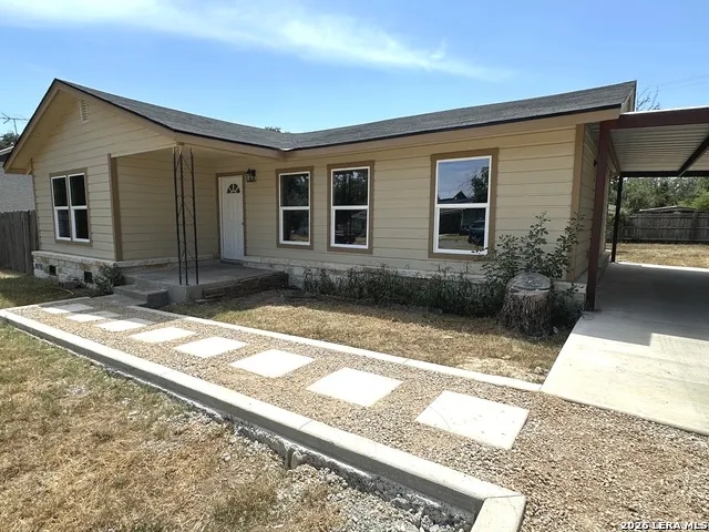 907 Dove Ave. Devine, TX 78016