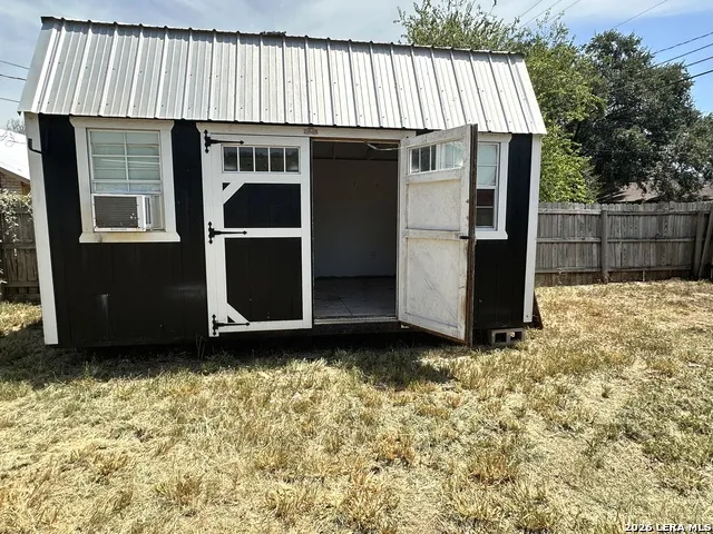 907 Dove Ave. Devine, TX 78016