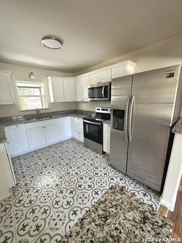 907 Dove Ave. Devine, TX 78016