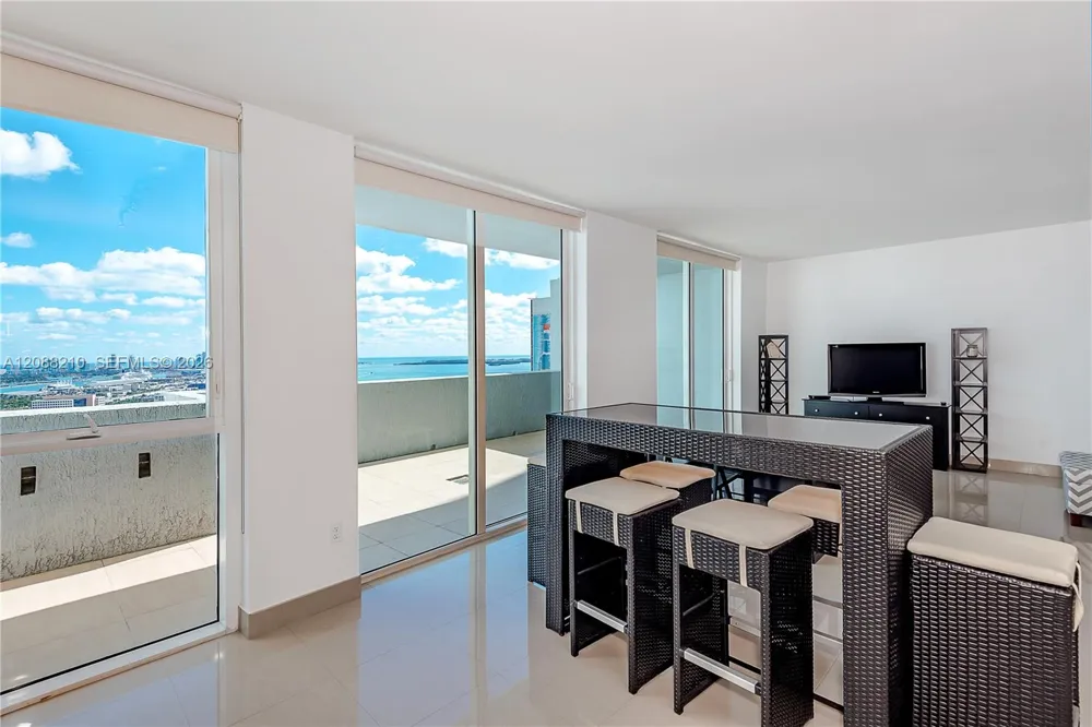253 NE 2nd St #3105 Miami, FL 33132