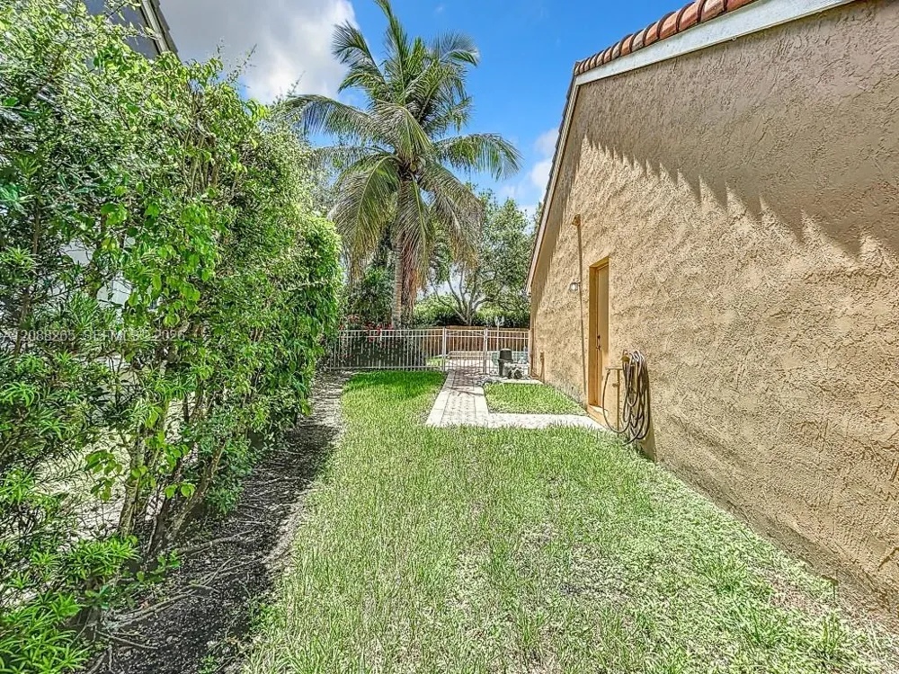 1342 NW 195th Ave Pembroke Pines, FL 33029