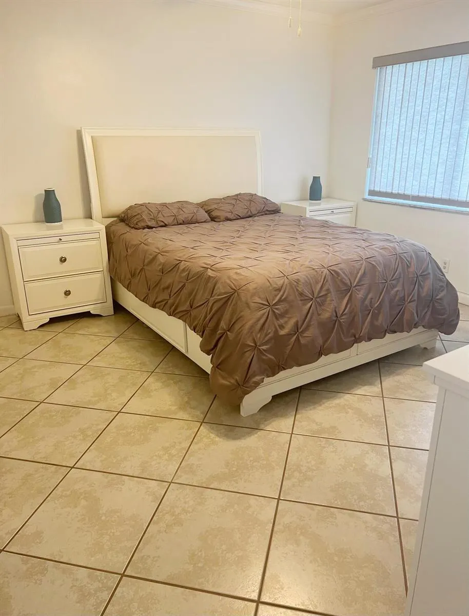 9410 HOLLYBROOK LAKE DRIVE #302 Pembroke Pines, FL 33025