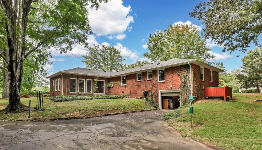 2097 Post Rd Clarksville, TN 37043