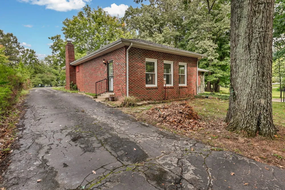 2097 Post Rd Clarksville, TN 37043