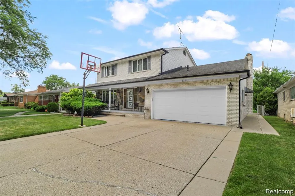26449 haverhill Warren City, MI 48091