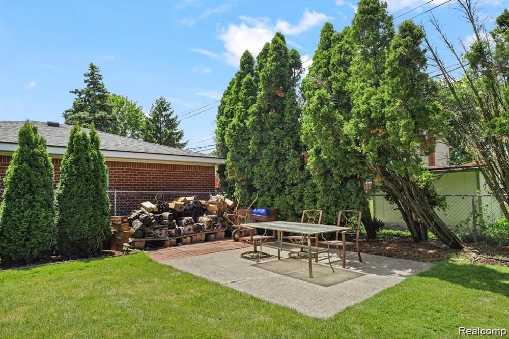 26449 haverhill Warren City, MI 48091