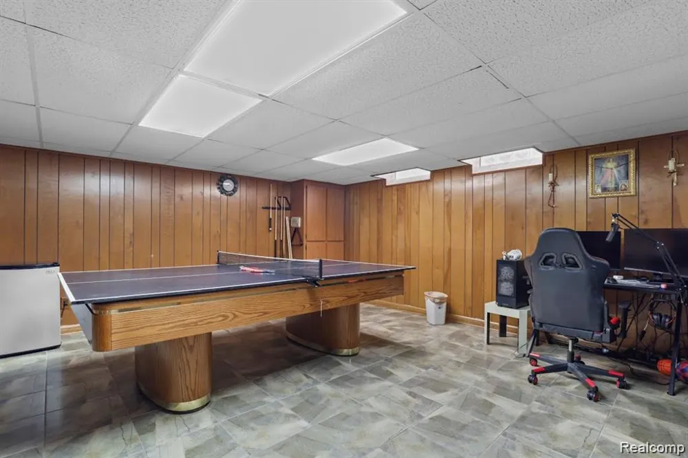 26449 haverhill Warren City, MI 48091