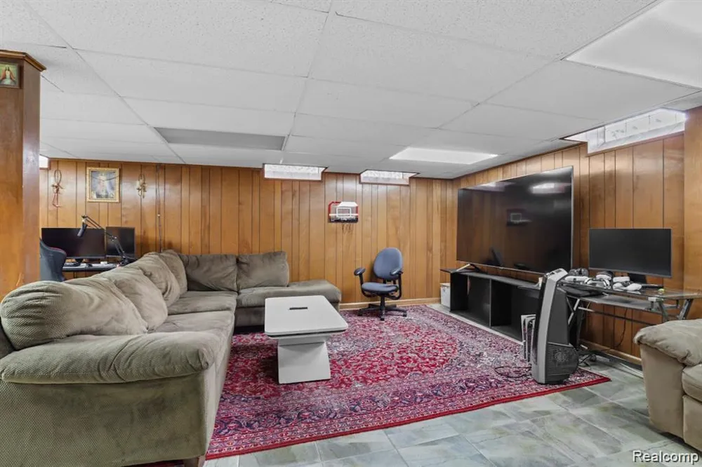 26449 haverhill Warren City, MI 48091