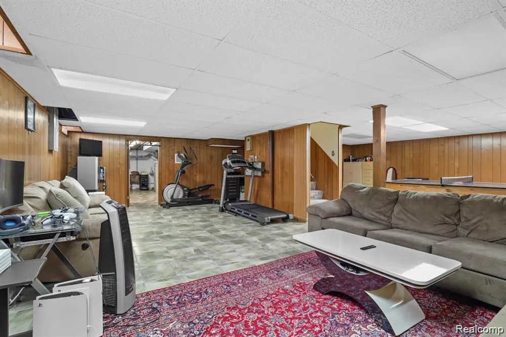26449 haverhill Warren City, MI 48091