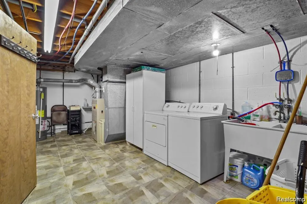 26449 haverhill Warren City, MI 48091