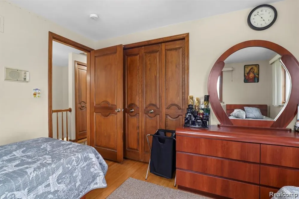 26449 haverhill Warren City, MI 48091
