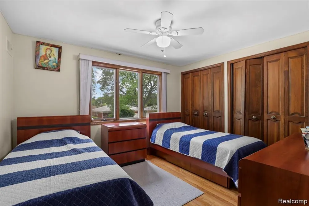 26449 haverhill Warren City, MI 48091