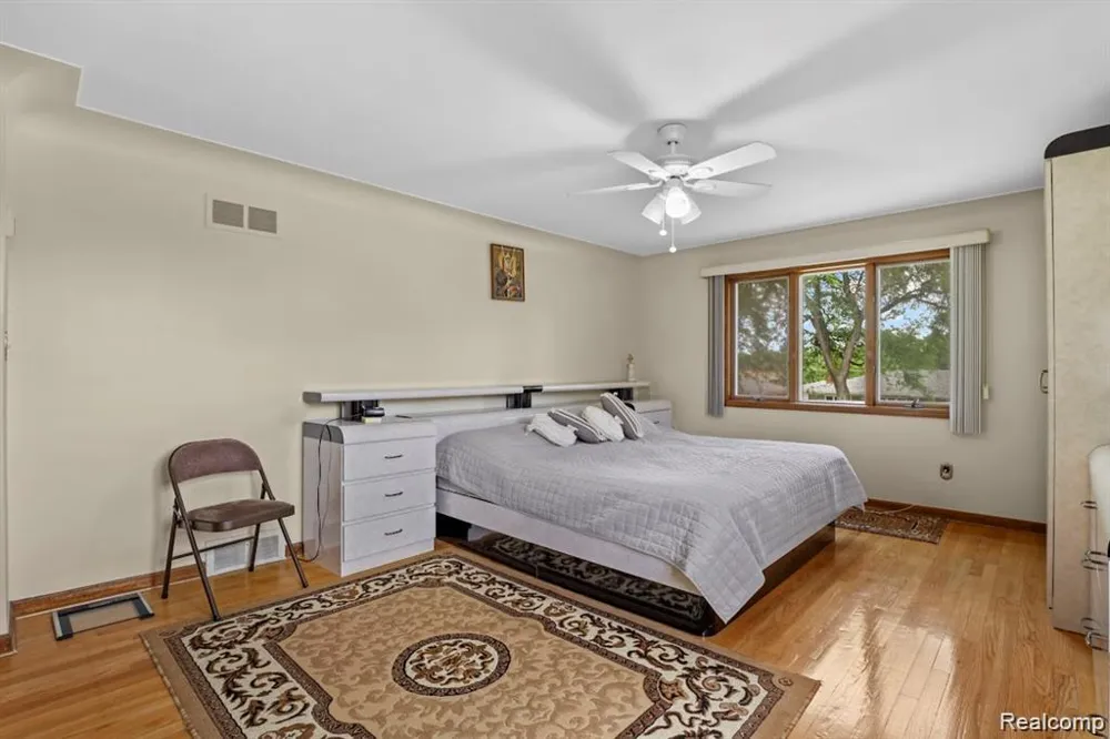 26449 haverhill Warren City, MI 48091