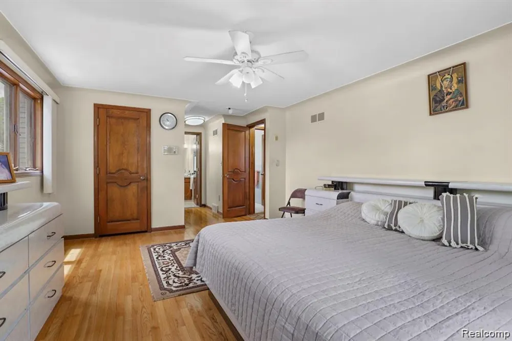 26449 haverhill Warren City, MI 48091