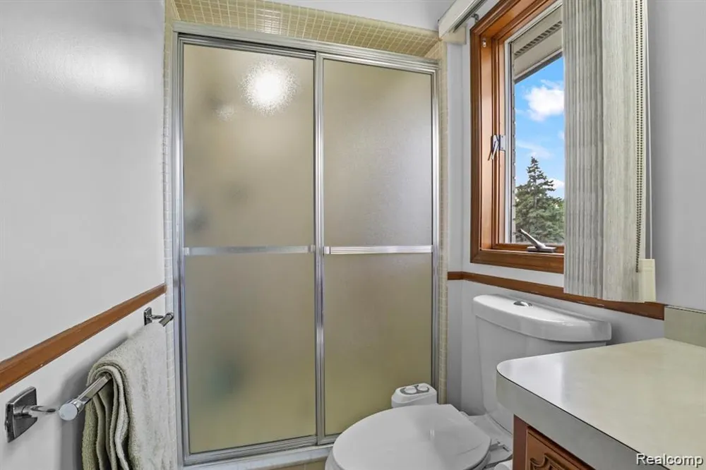 26449 haverhill Warren City, MI 48091