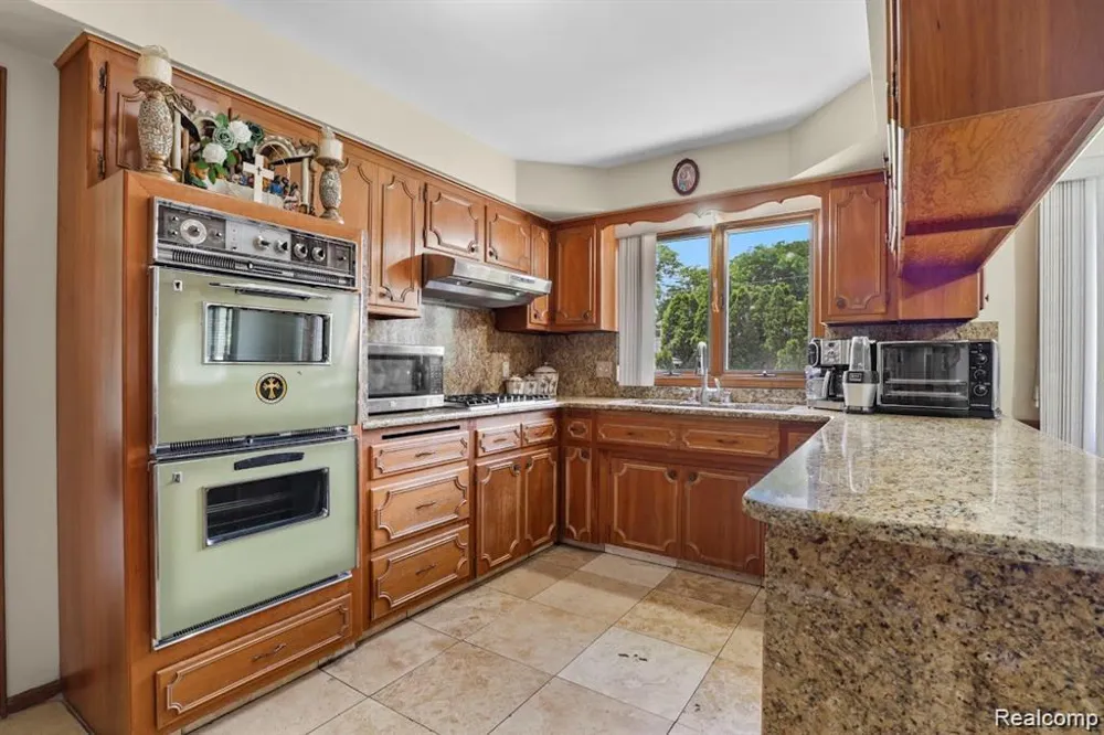 26449 haverhill Warren City, MI 48091