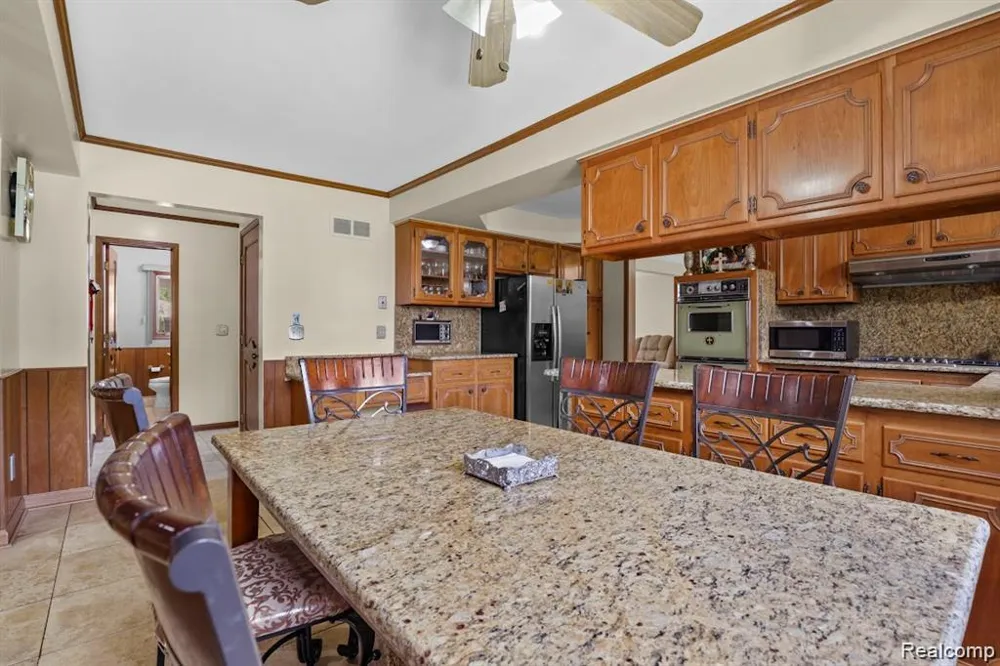 26449 haverhill Warren City, MI 48091