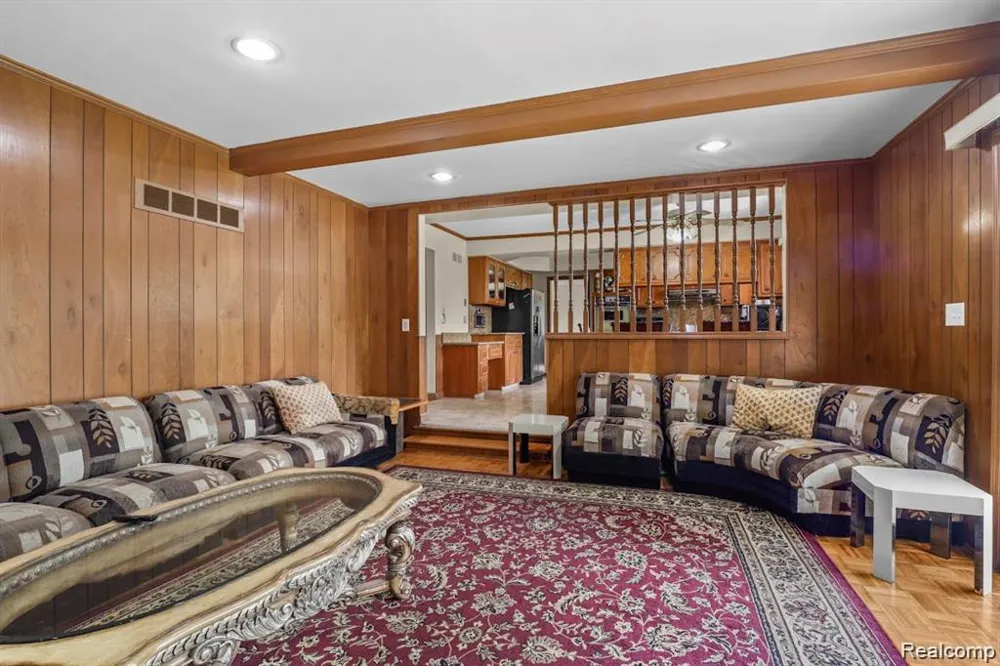 26449 haverhill Warren City, MI 48091