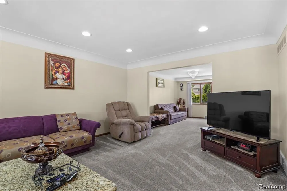 26449 haverhill Warren City, MI 48091